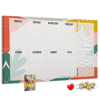 Kurkbord met bloemenkalender en kleurrijke accenten
