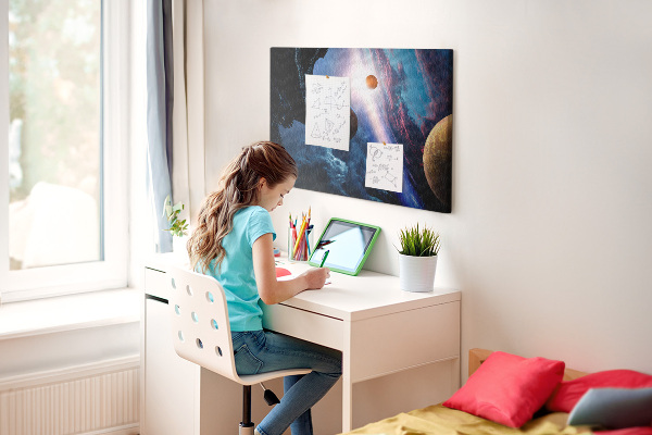Kurk prikbord met ruimtelandschap met planeten en wolken