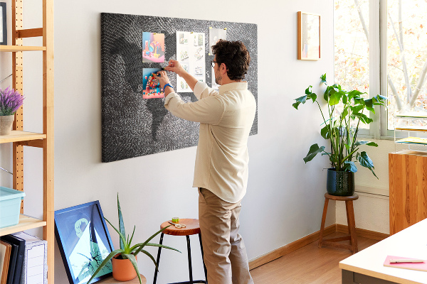 Prikbord wereldkaart in grijstinten
