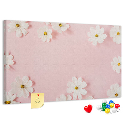 Prikbord met bloemenpatroon op een roze achtergrond