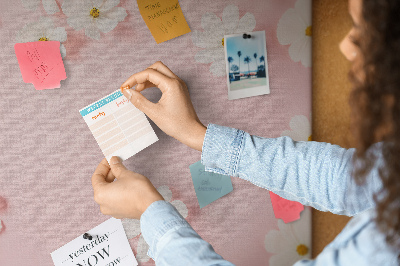Prikbord met bloemenpatroon op een roze achtergrond