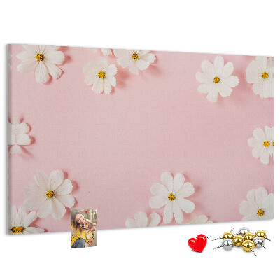 Prikbord met bloemenpatroon op een roze achtergrond