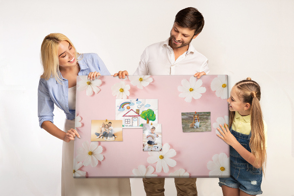 Prikbord met bloemenpatroon op een roze achtergrond