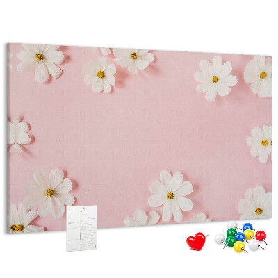 Prikbord met bloemenpatroon op een roze achtergrond