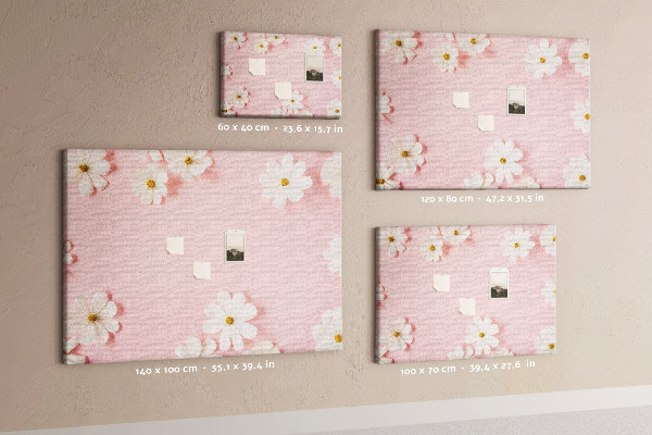 Prikbord met bloemenpatroon op een roze achtergrond