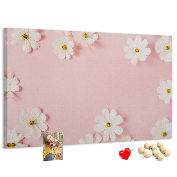 Prikbord met bloemenpatroon op een roze achtergrond
