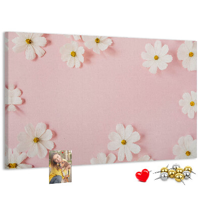 Prikbord met bloemenpatroon op een roze achtergrond