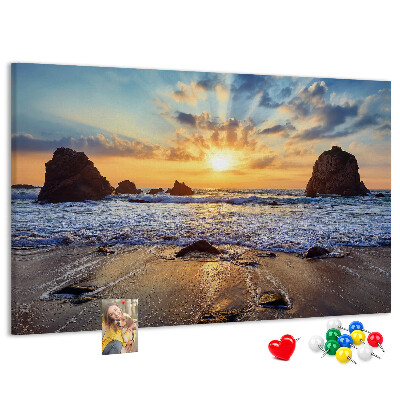 Kurkbord met afbeelding van een zonsondergang boven de kalme zee