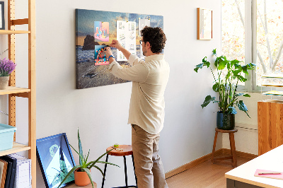 Kurkbord met afbeelding van een zonsondergang boven de kalme zee
