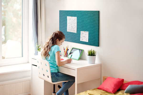 Kurk prikbord met geometrische vormen in blauwe tinten
