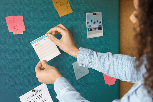 Kurk prikbord met geometrische vormen in blauwe tinten