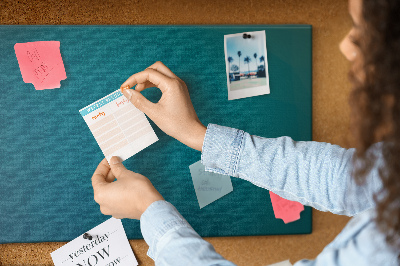 Kurk prikbord met geometrische vormen in blauwe tinten