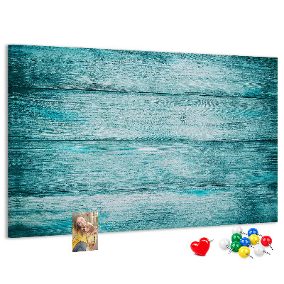 Kurkbord met achtergrond van groene en blauwe houten planken