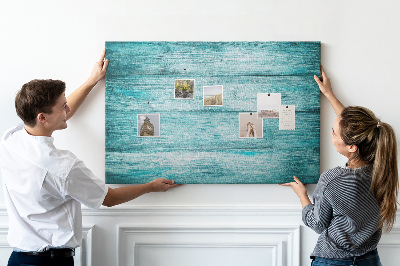 Kurkbord met achtergrond van groene en blauwe houten planken