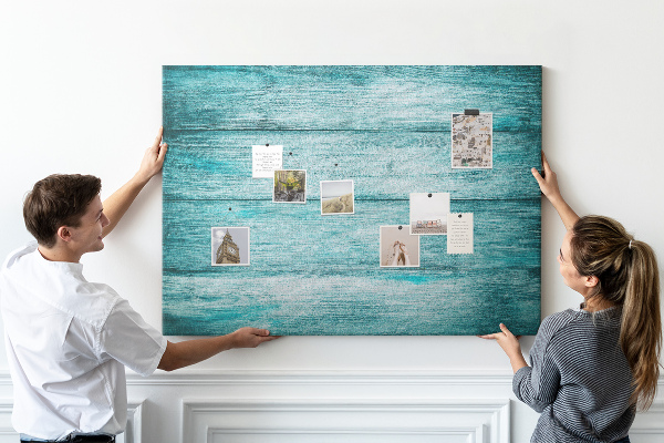 Kurkbord met achtergrond van groene en blauwe houten planken
