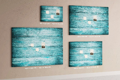 Kurkbord met achtergrond van groene en blauwe houten planken