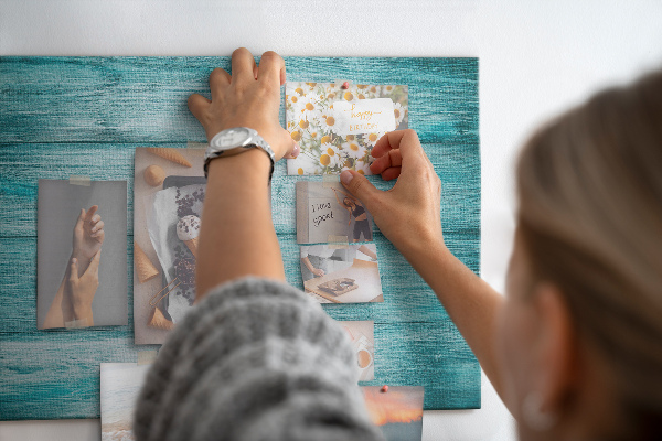 Kurkbord met achtergrond van groene en blauwe houten planken