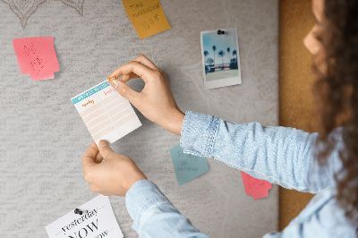 Prikbord met een verfijnd mandala-patroon op een lichte achtergrond