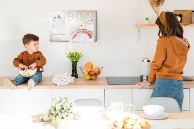 Prikbord met een verfijnd mandala-patroon op een lichte achtergrond