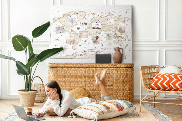 Kurkbord met een kaart van de oude wereld en geografische details