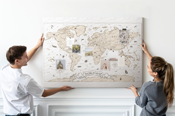 Kurkbord met een kaart van de oude wereld en geografische details
