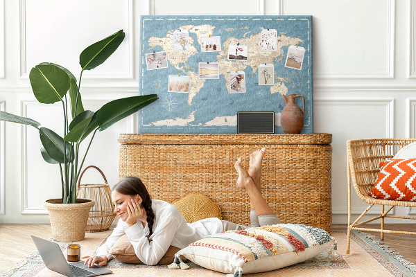 Prikbord oude wereldkaart met een delicate achtergrond