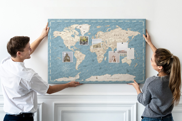 Prikbord oude wereldkaart met een delicate achtergrond