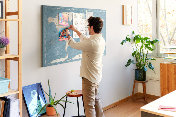 Prikbord oude wereldkaart met een delicate achtergrond