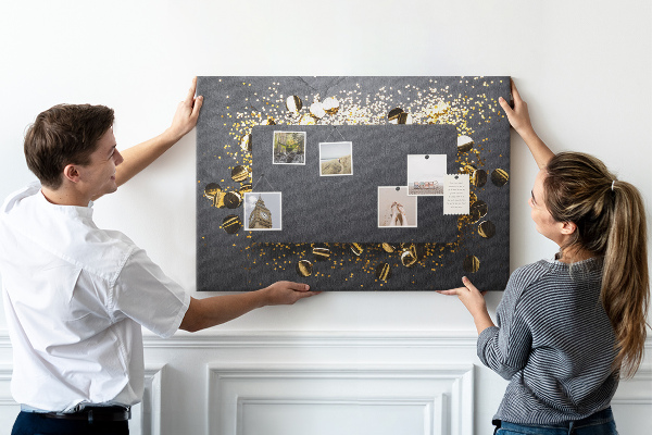 Kurk prikbord met gouden confetti op een zwarte achtergrond