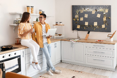 Kurk prikbord met gouden confetti op een zwarte achtergrond