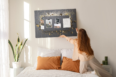 Kurk prikbord met gouden confetti op een zwarte achtergrond