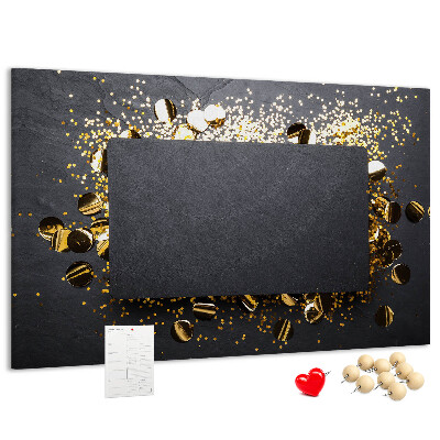 Kurk prikbord met gouden confetti op een zwarte achtergrond