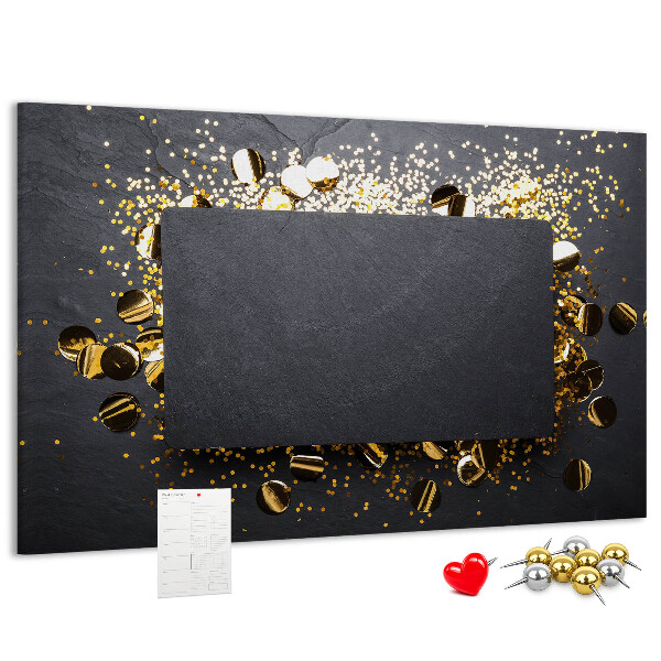 Kurk prikbord met gouden confetti op een zwarte achtergrond