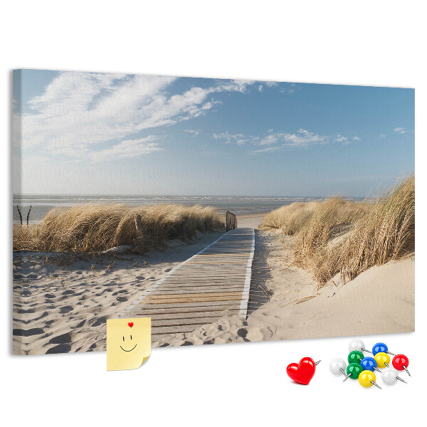 Prikbord met een afbeelding van een wandeling over het strand in de zomerzon
