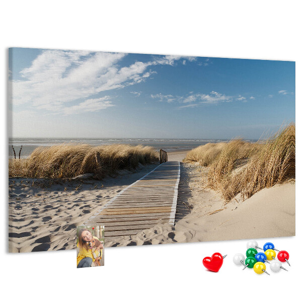 Prikbord met een afbeelding van een wandeling over het strand in de zomerzon