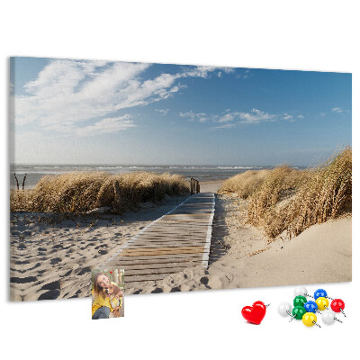 Prikbord met een afbeelding van een wandeling over het strand in de zomerzon