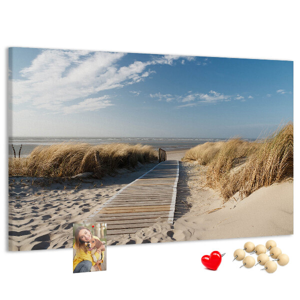Prikbord met een afbeelding van een wandeling over het strand in de zomerzon