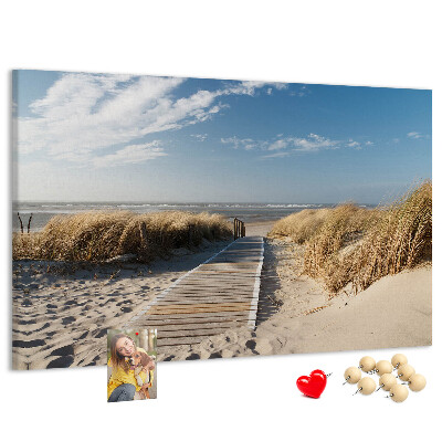 Prikbord met een afbeelding van een wandeling over het strand in de zomerzon