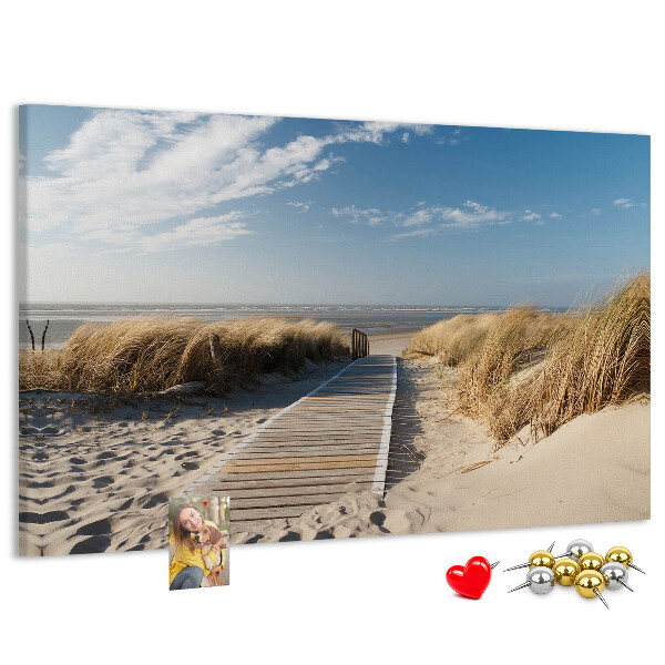 Prikbord met een afbeelding van een wandeling over het strand in de zomerzon