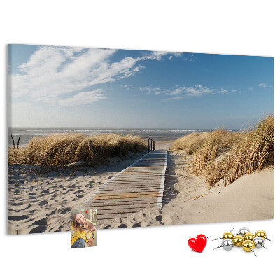 Prikbord met een afbeelding van een wandeling over het strand in de zomerzon