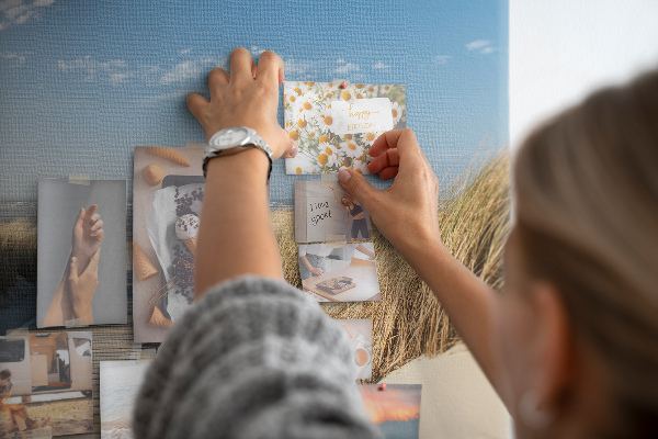 Prikbord met een afbeelding van een wandeling over het strand in de zomerzon