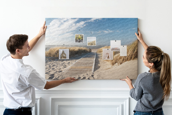 Prikbord met een afbeelding van een wandeling over het strand in de zomerzon
