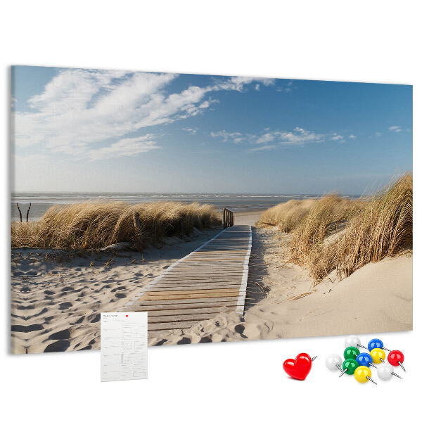 Prikbord met een afbeelding van een wandeling over het strand in de zomerzon