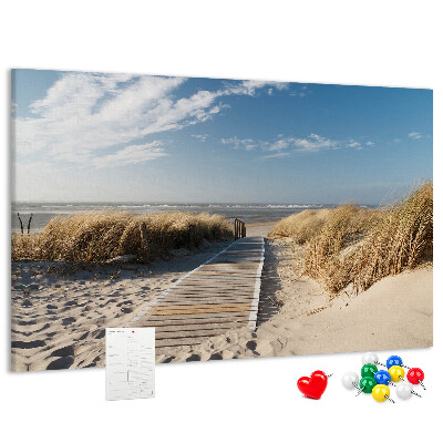 Prikbord met een afbeelding van een wandeling over het strand in de zomerzon