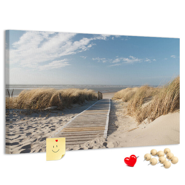 Prikbord met een afbeelding van een wandeling over het strand in de zomerzon