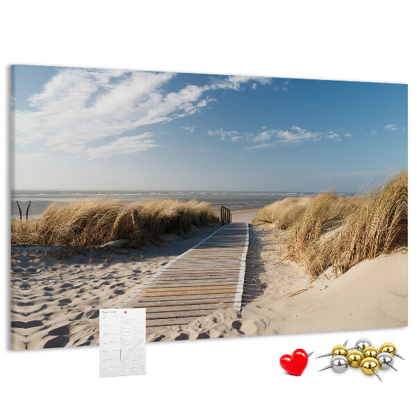 Prikbord met een afbeelding van een wandeling over het strand in de zomerzon