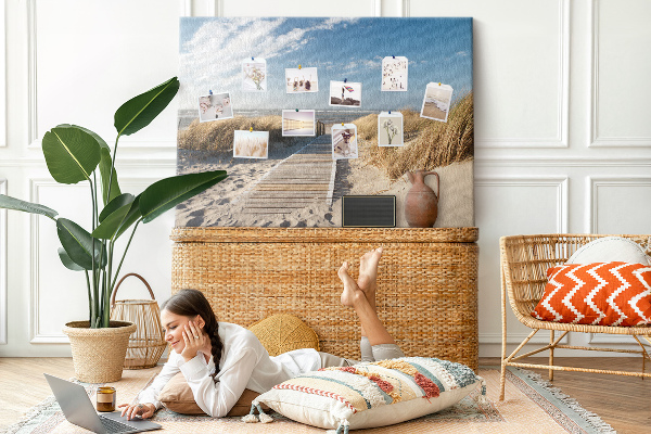 Prikbord met een afbeelding van een wandeling over het strand in de zomerzon