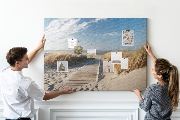 Prikbord met een afbeelding van een wandeling over het strand in de zomerzon