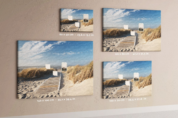 Prikbord met een afbeelding van een wandeling over het strand in de zomerzon