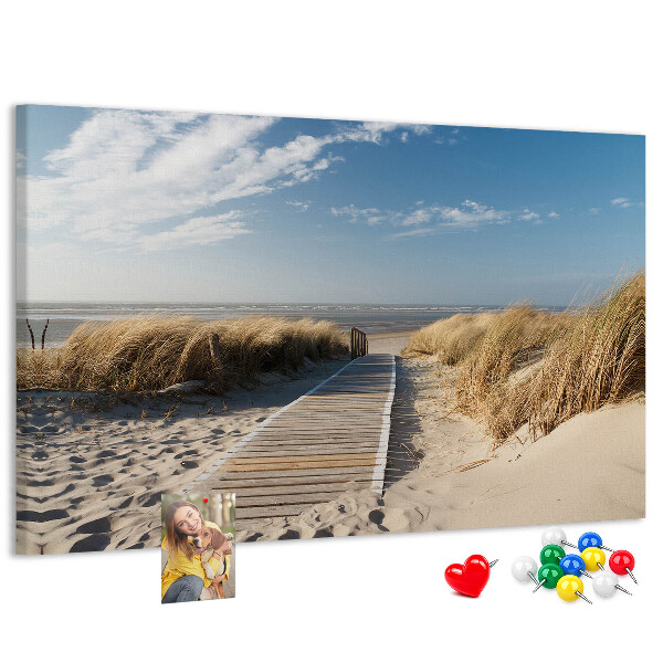 Prikbord met een afbeelding van een wandeling over het strand in de zomerzon
